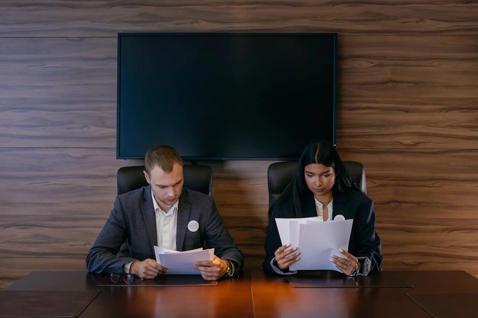 Un team analizza una campagna di advertising su un grande schermo.